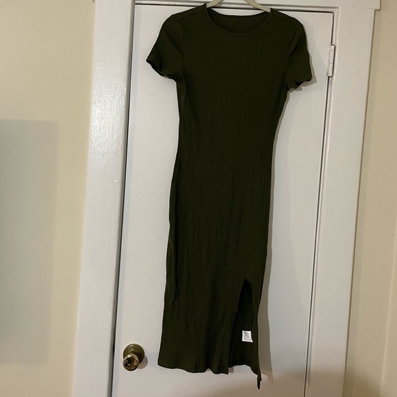 Green Bodycon midi knit dress with a slit size Medium - Picture 13 of 13